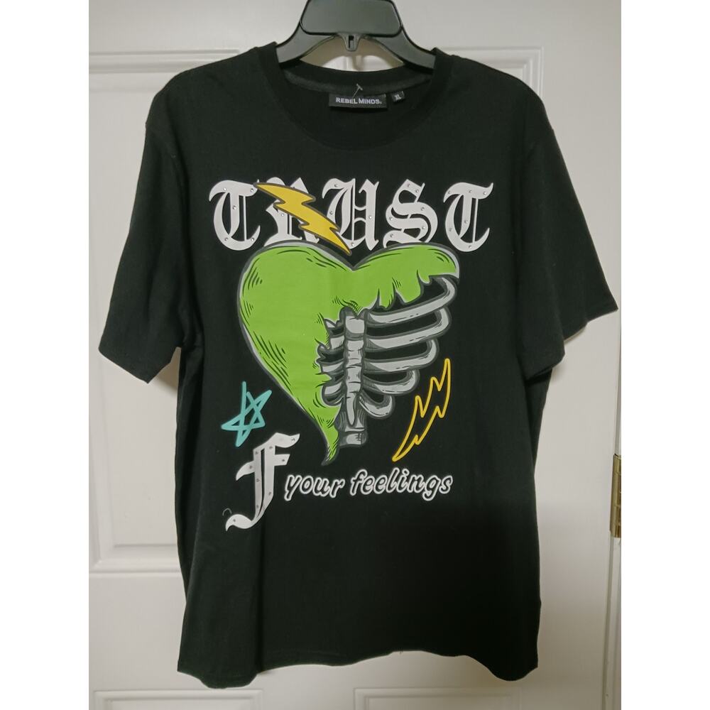 Rebel Minds Graphic Tee size XL